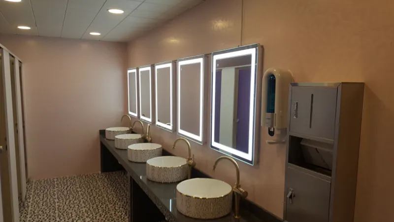LED 거울과 세면대가 늘어선 파우더룸